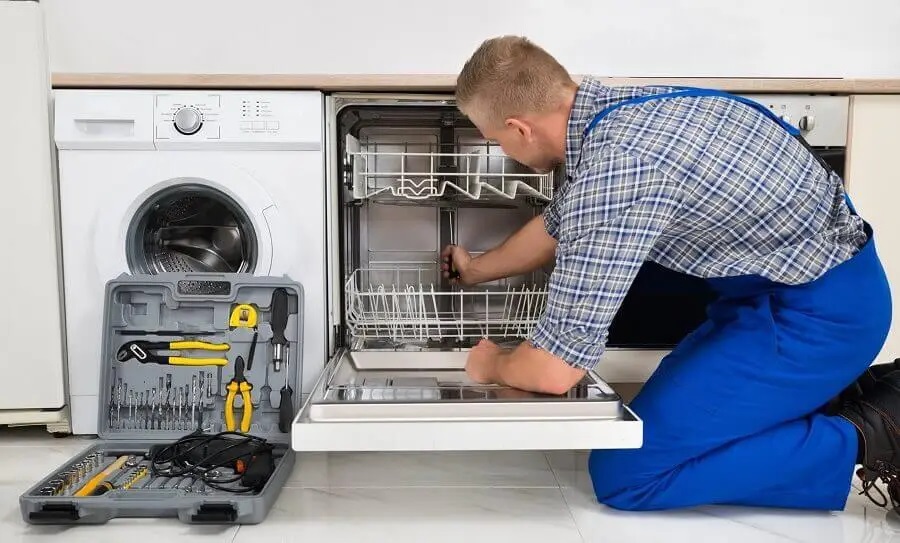 Elmadağ Daikin servisi teknisyen ekibi beyaz eşya tamiri yaparken